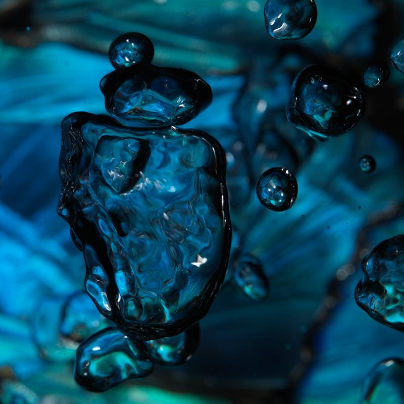 Liquid Luminescence: Vanitas Captured Below the Surface with Bubbles